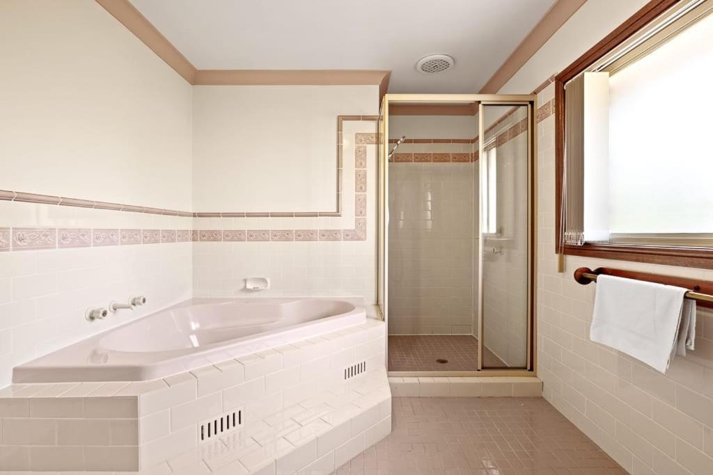 Tranquil Queen Room - Nearby Transport And Stores - Shared Bathroom Pymble Exterior photo